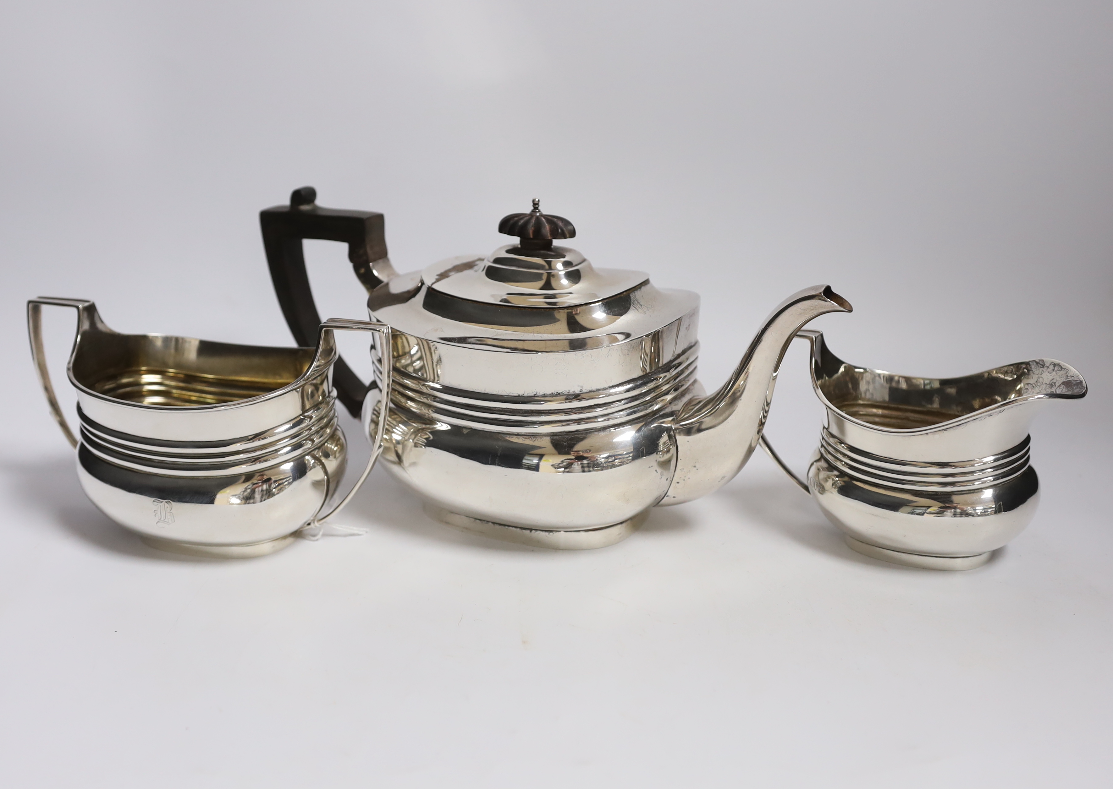 An early 20th century three piece silver tea set, by William Barnard & Sons Ltd, London, 1908/11, gross weight 37.8oz.